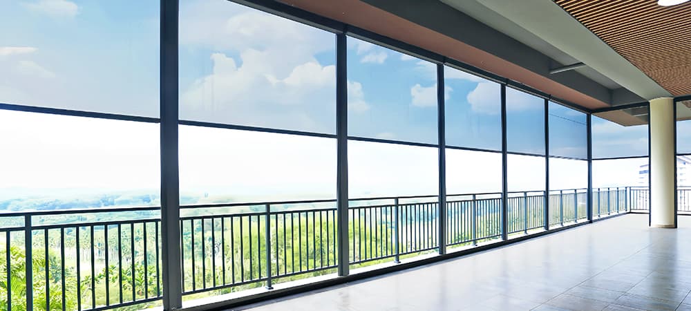 Windproof roller blind